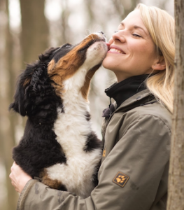 Conny Sporrer mit einem Hund